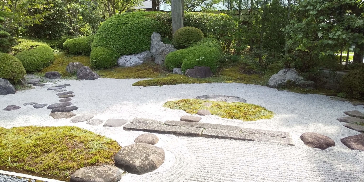 枯山水の日本庭園