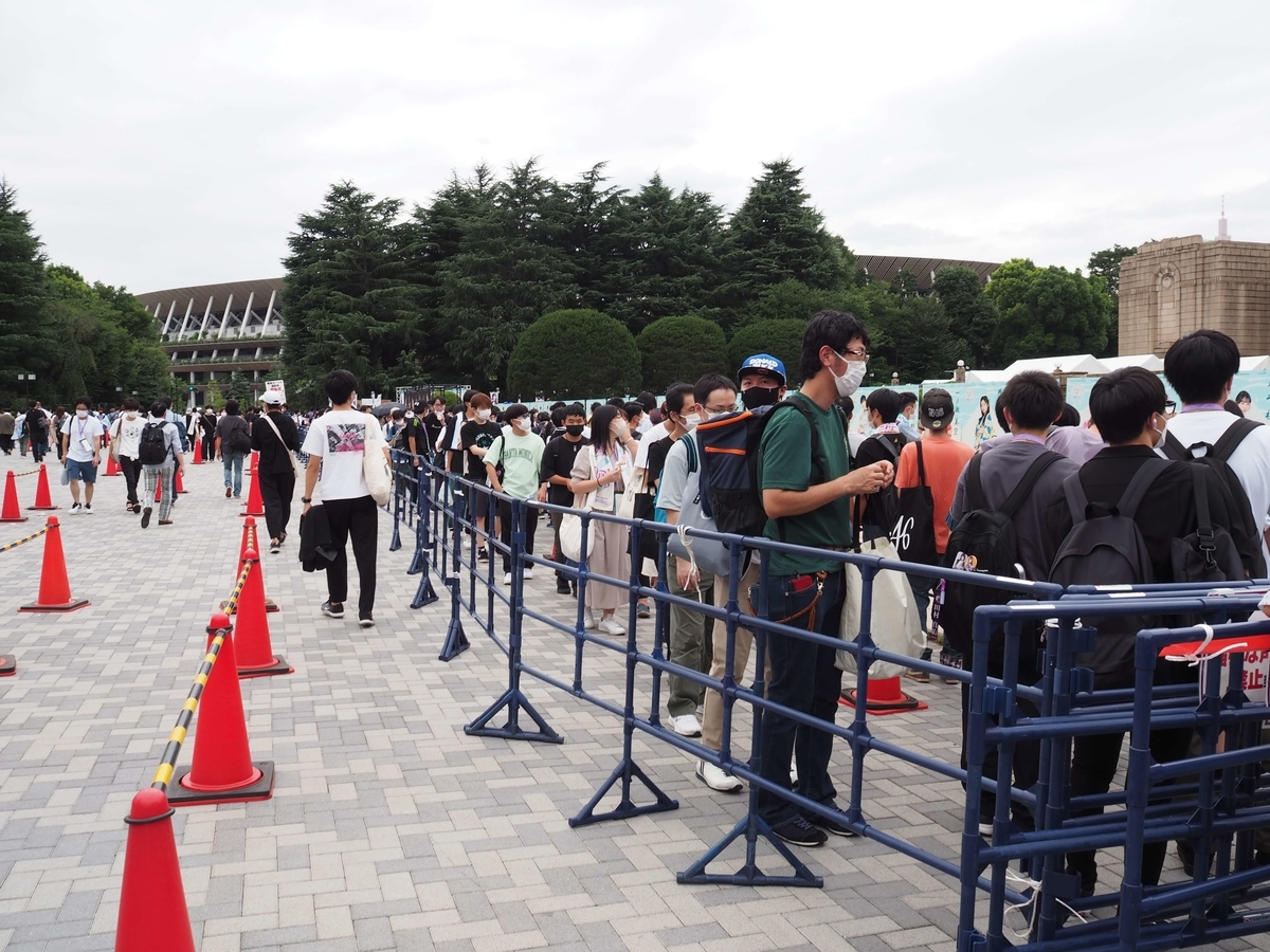 巨大パネルと等身大パネルに並ぶ人々