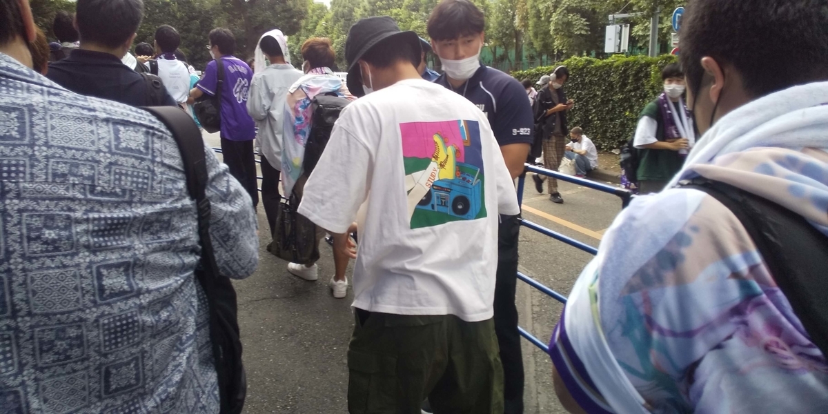 金属探知機によるチェックと手荷物検査の様子