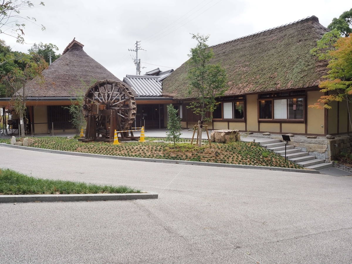 風格のあるわら家の建物