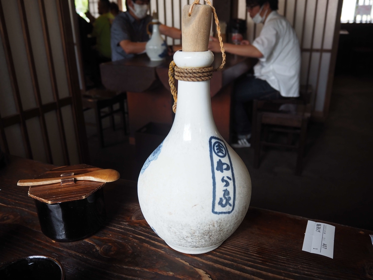 熱々のだし汁を入れた徳利