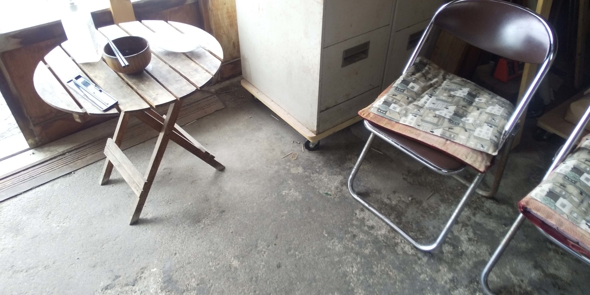 簡単な椅子とテーブル