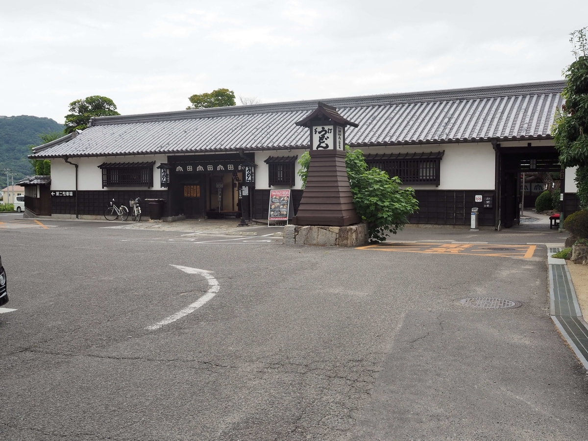 広大な駐車場と巨大な門