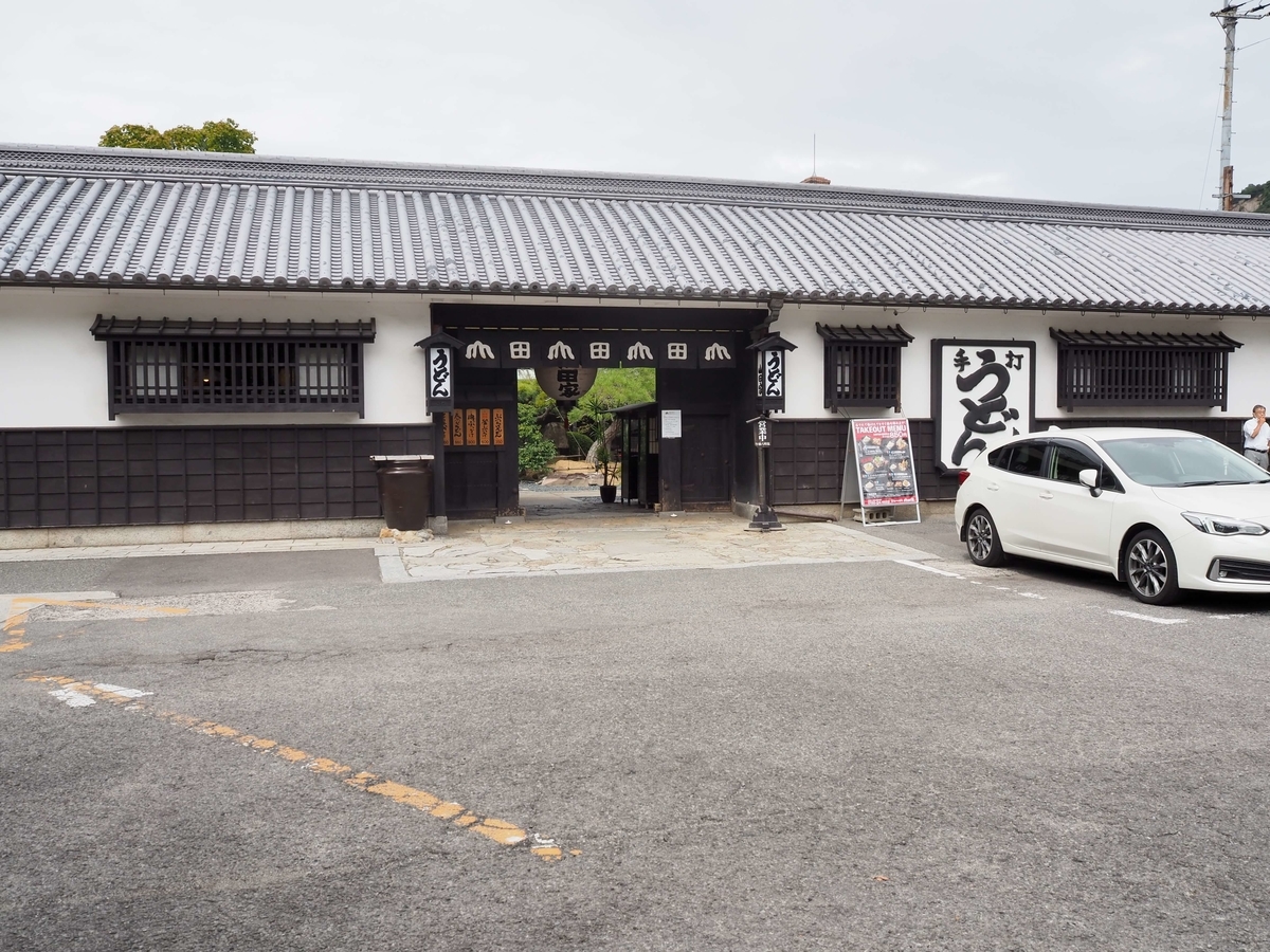 門の中央の入口