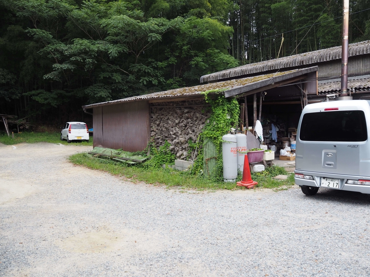 大量に備蓄されている薪