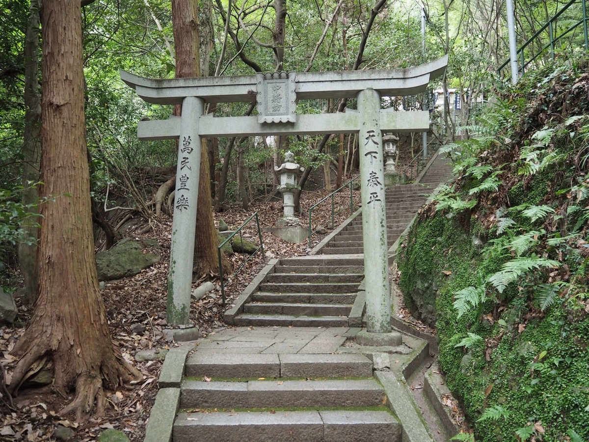 本堂の後ろの長い石段