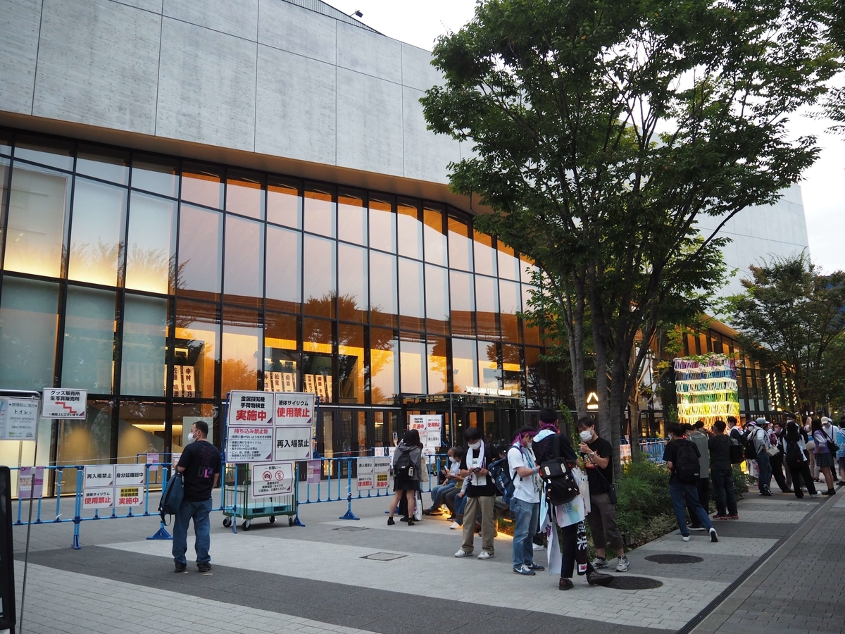 落ち着いた雰囲気の会場前