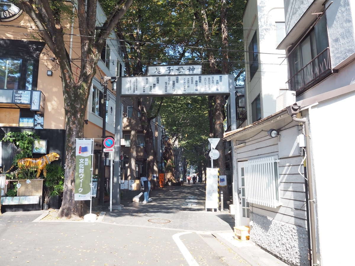 駅前から続く参道