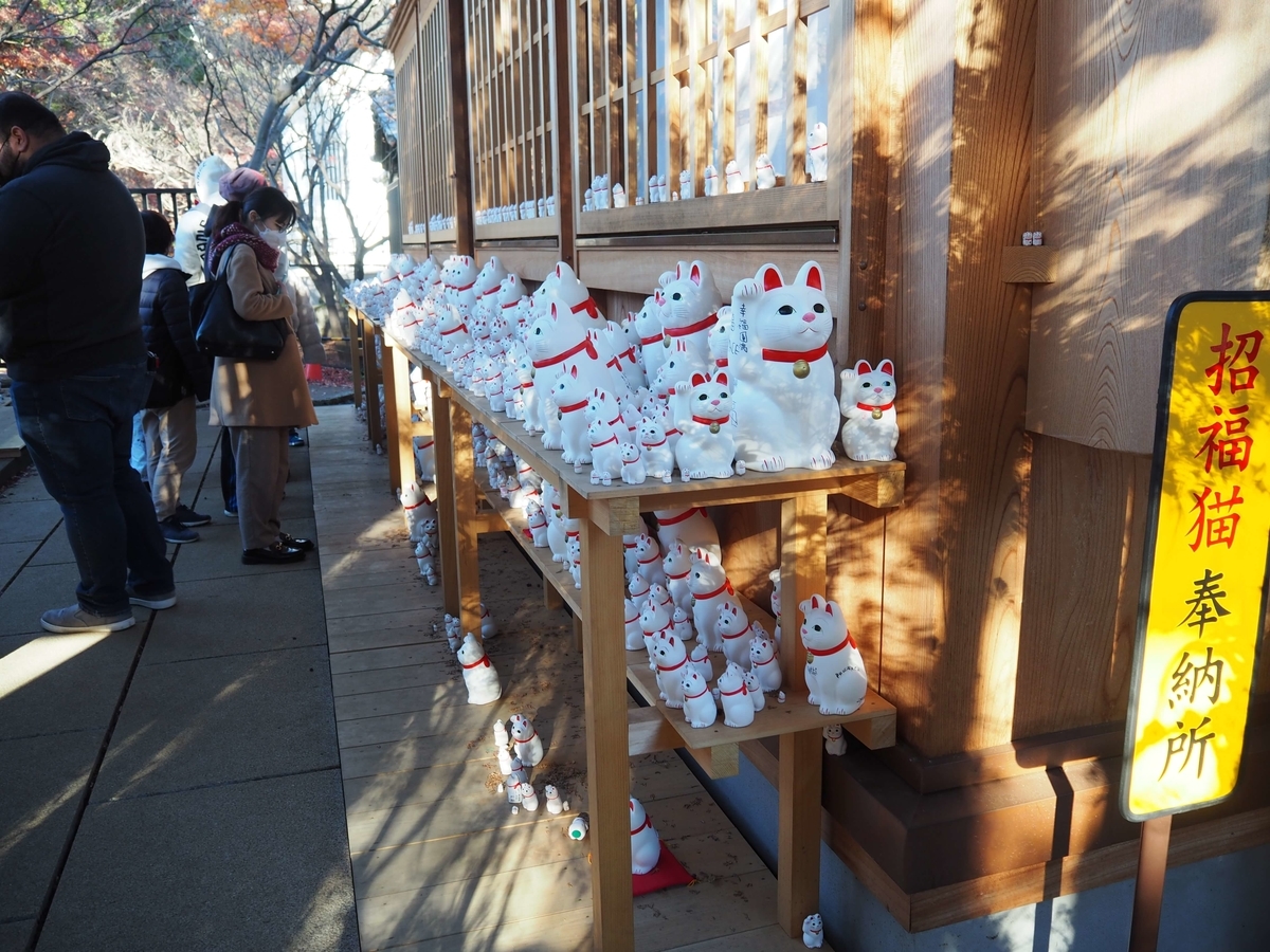 奉納された無数の招き猫