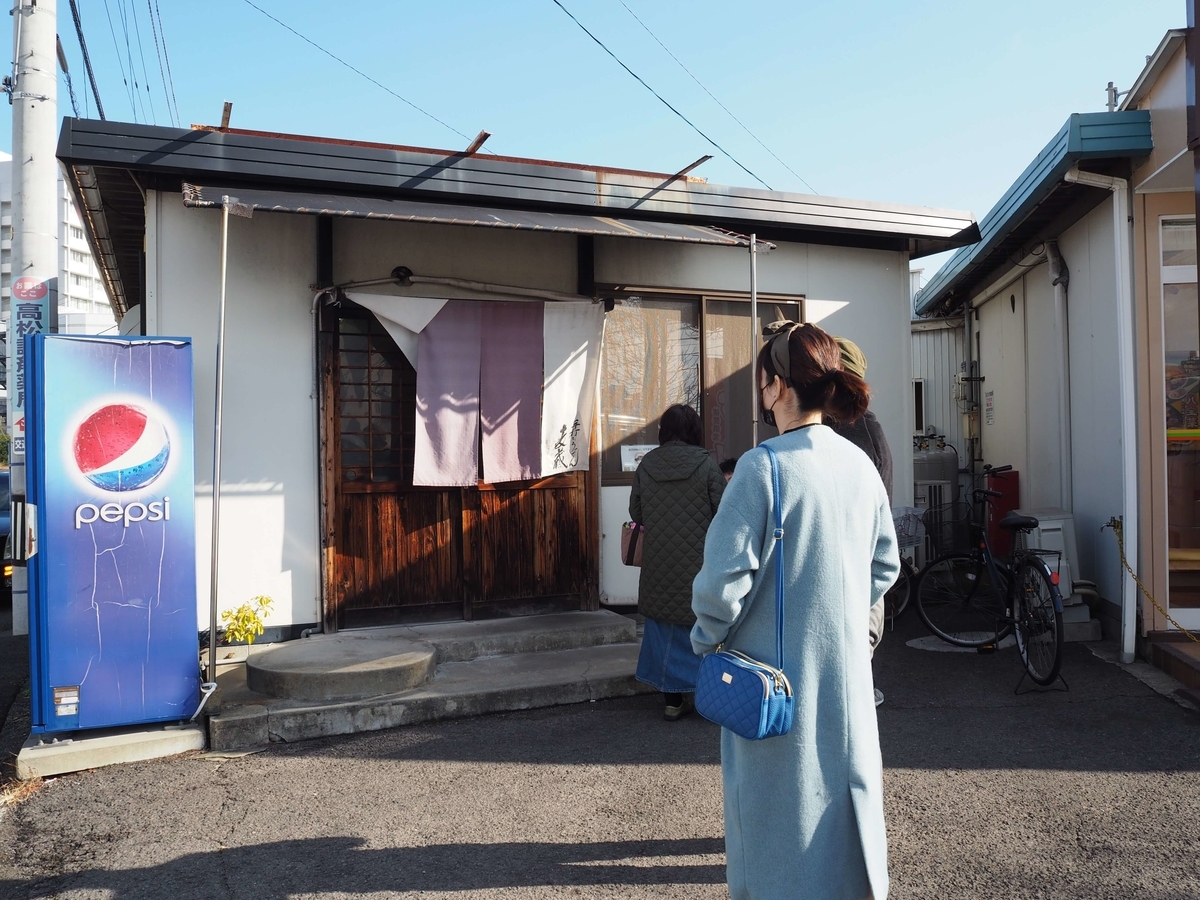 店の前に並んでいる人