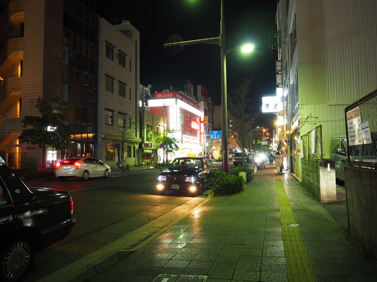 ネオンが輝くフェリー通り