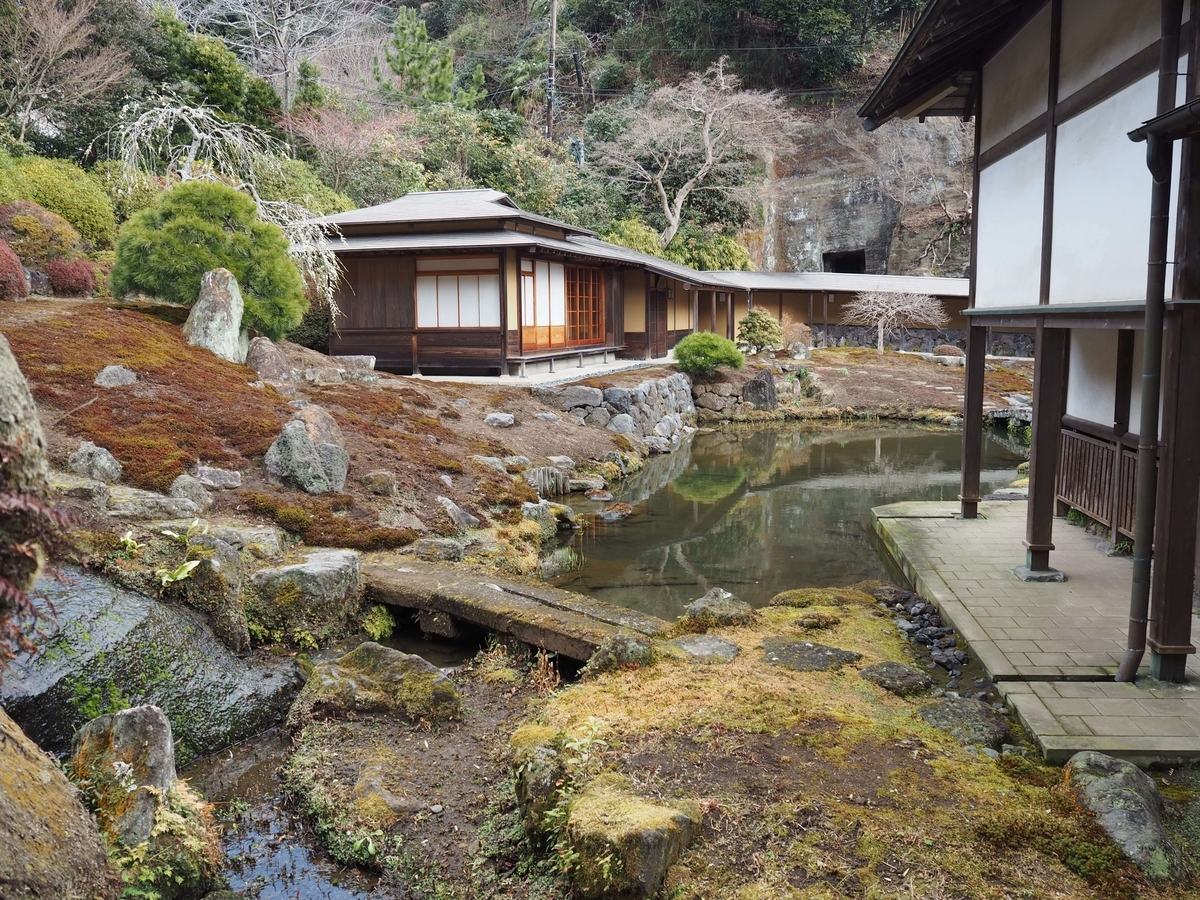 本堂左手最奥から覗いた庭園