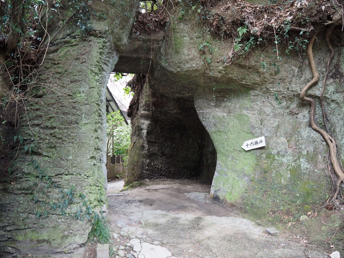 境内脇にあるトンネル