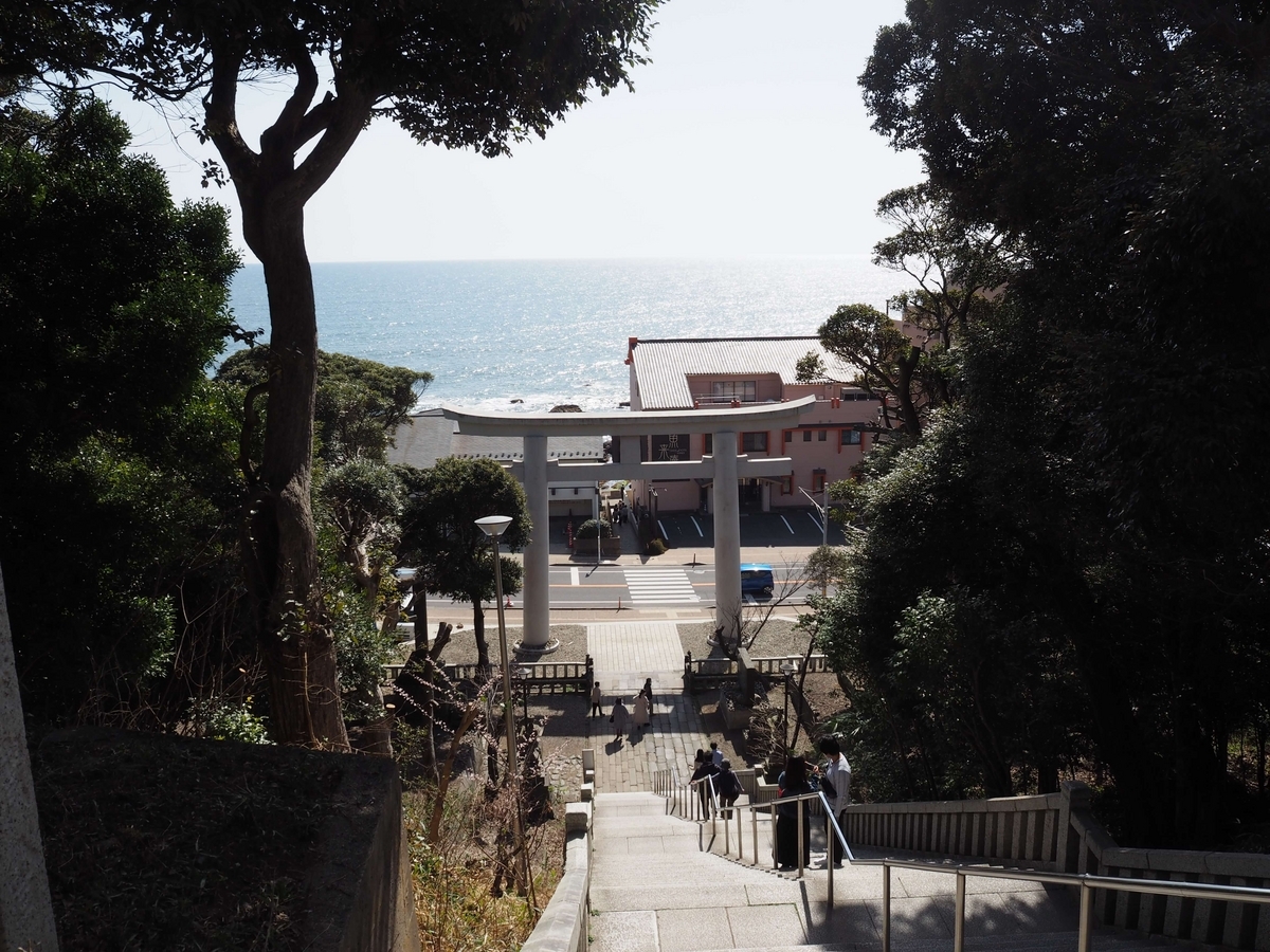 石段の上から見た太平洋