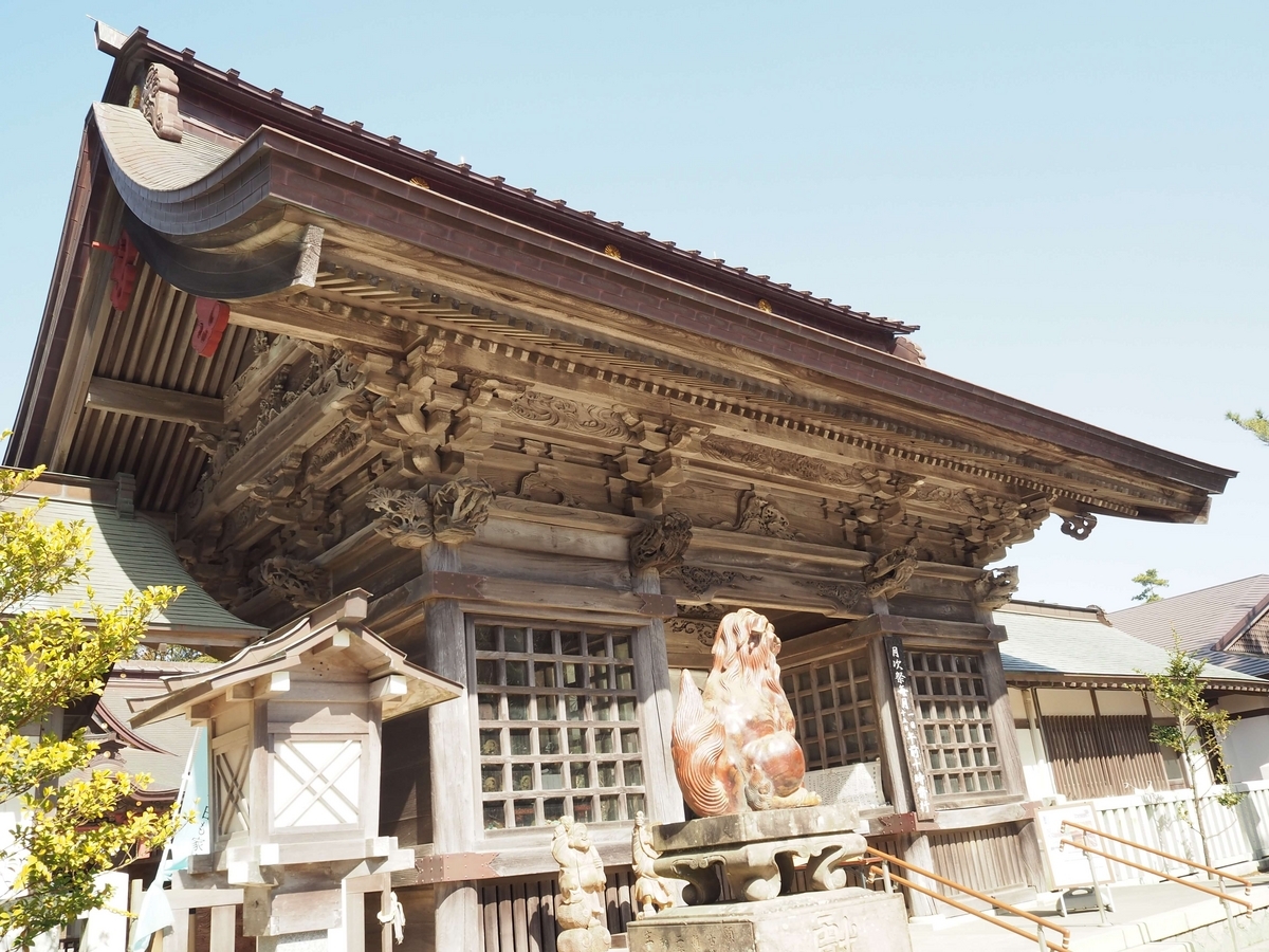 複雑な構造の随身門