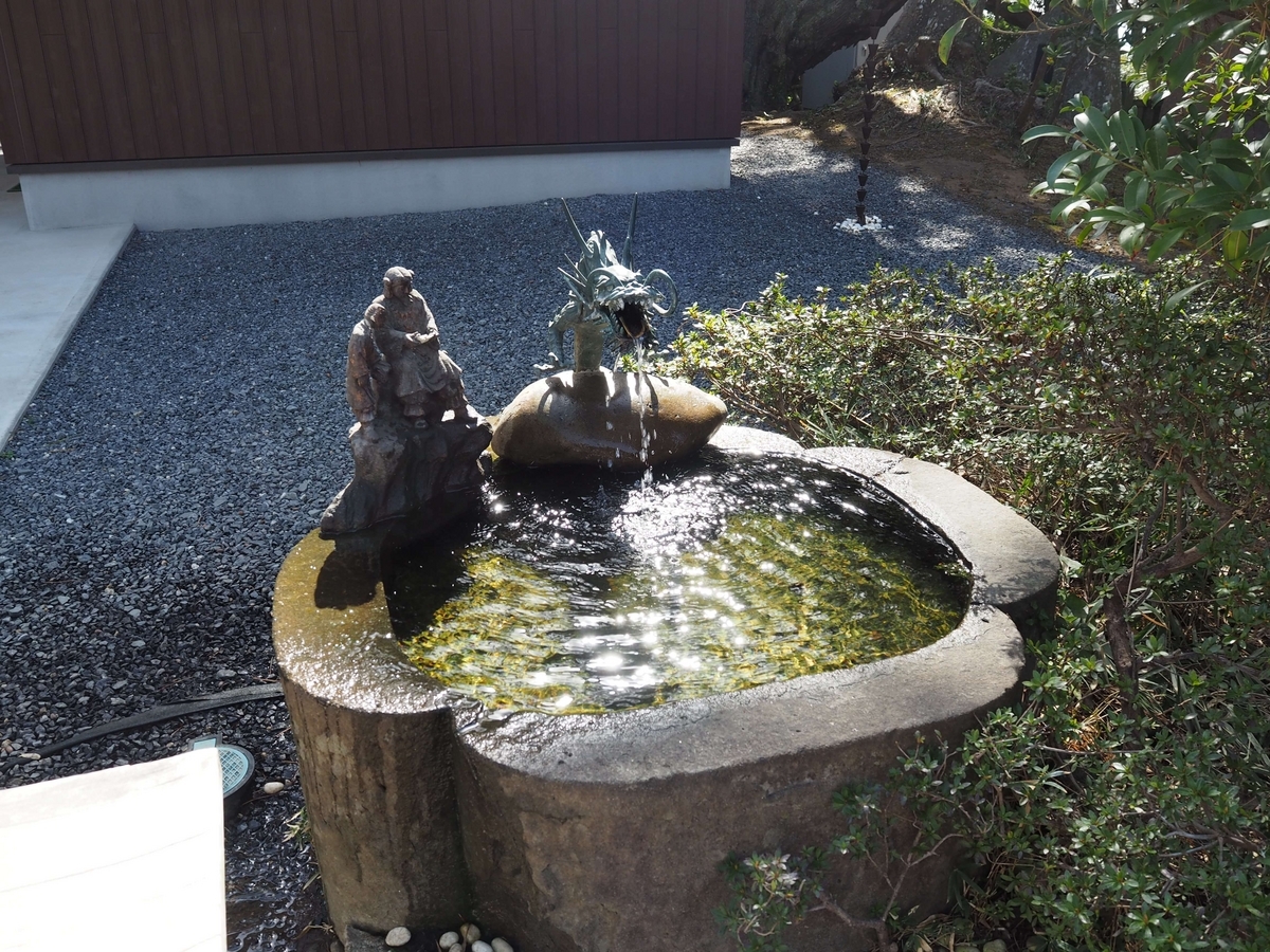湧き出ている御神水