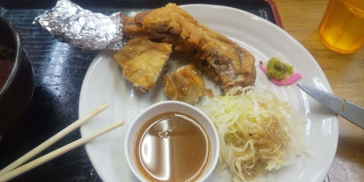 はさみでカットした骨付鳥