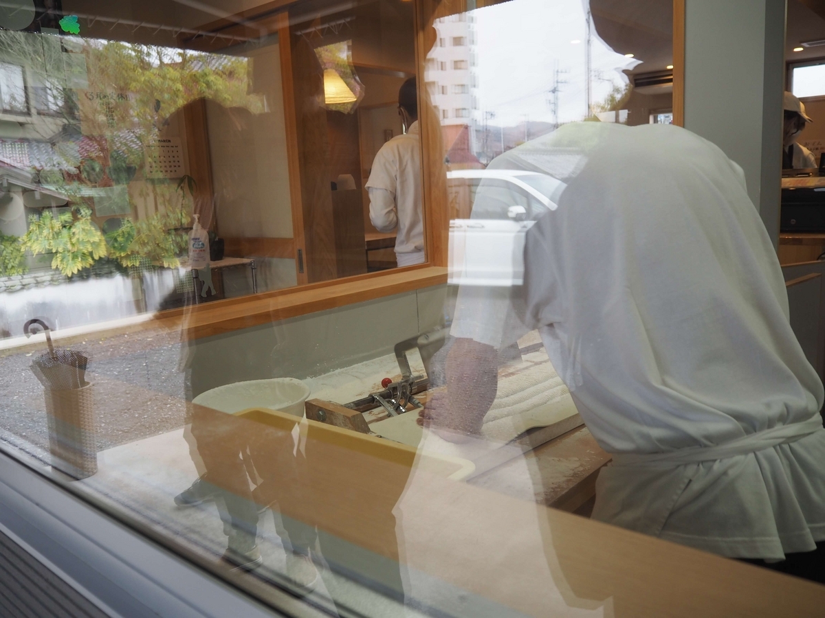 外から見える製麺スペース