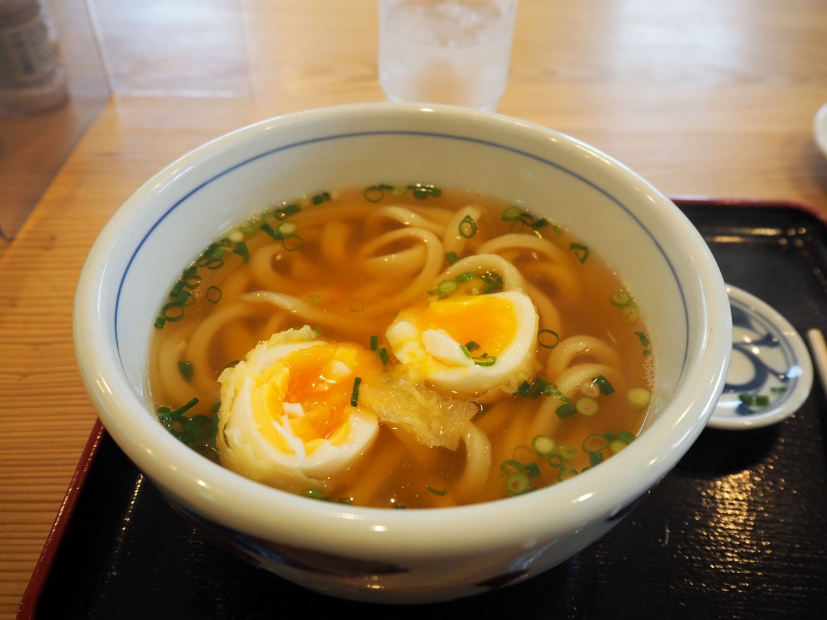 薬味と半熟卵天を投入したかけうどん