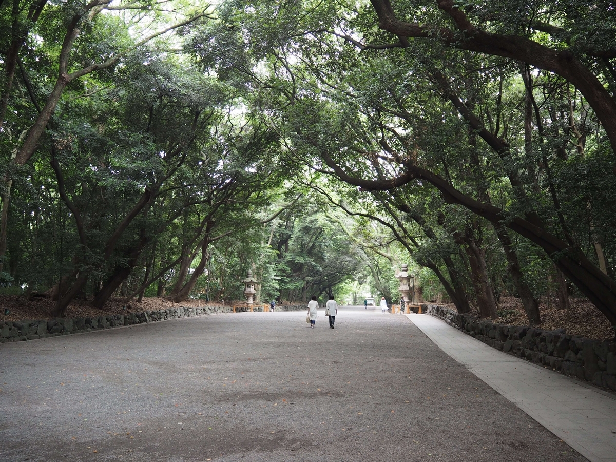 うっそうとした森の中の境内