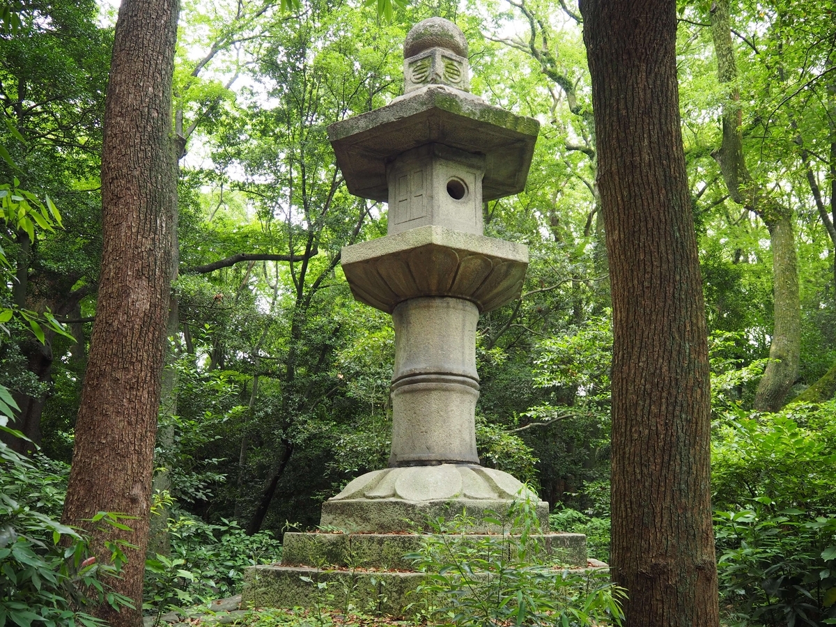 高さ約8ｍの佐久間灯籠