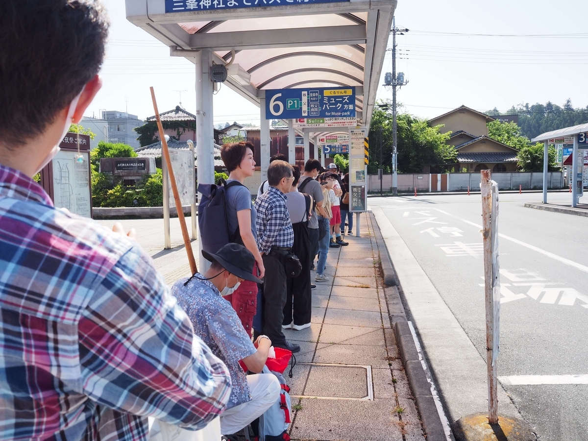 バス乗り場の行列