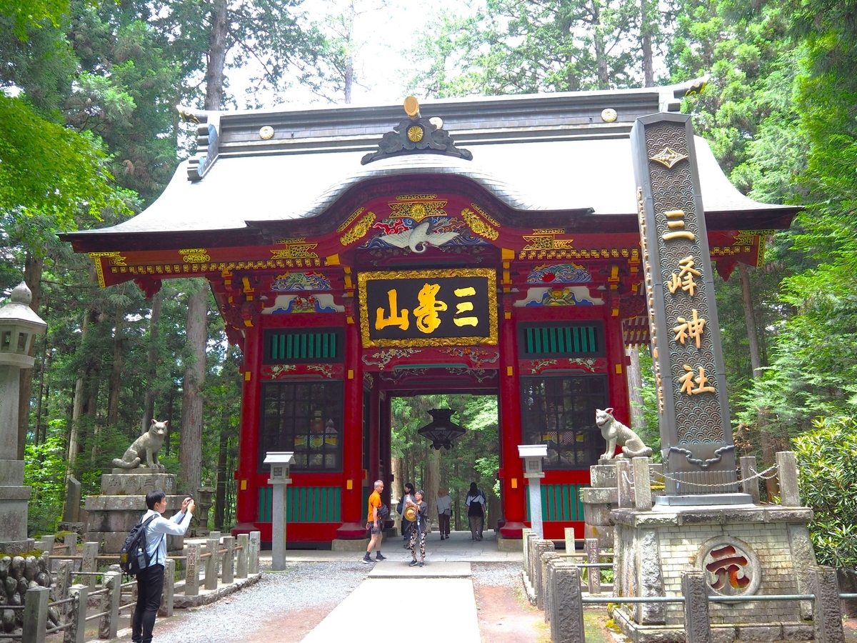 三峯神社の随神門