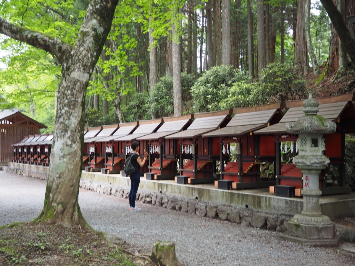 ずらりと並んだ祠