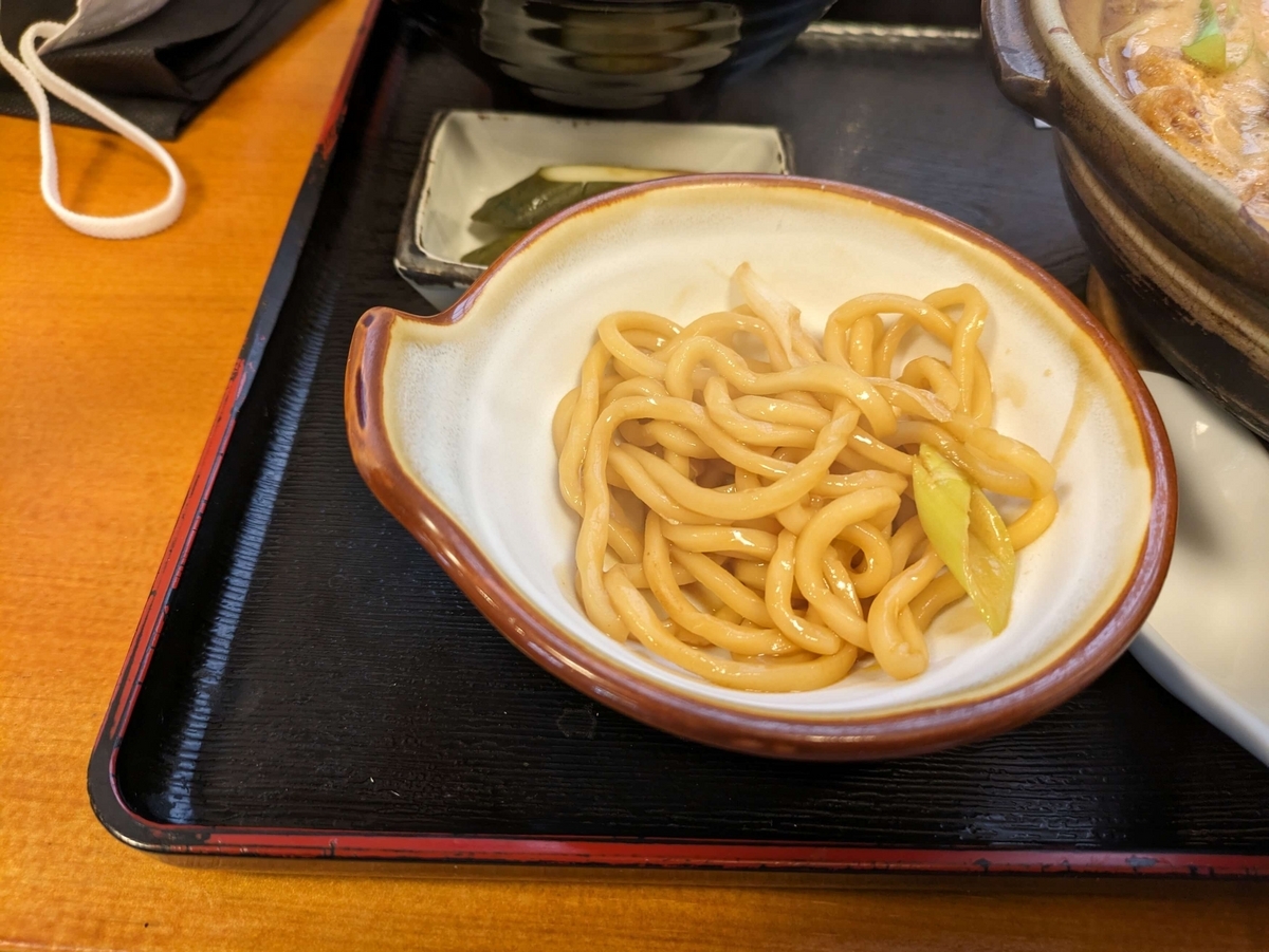 取り皿に取ったうどん