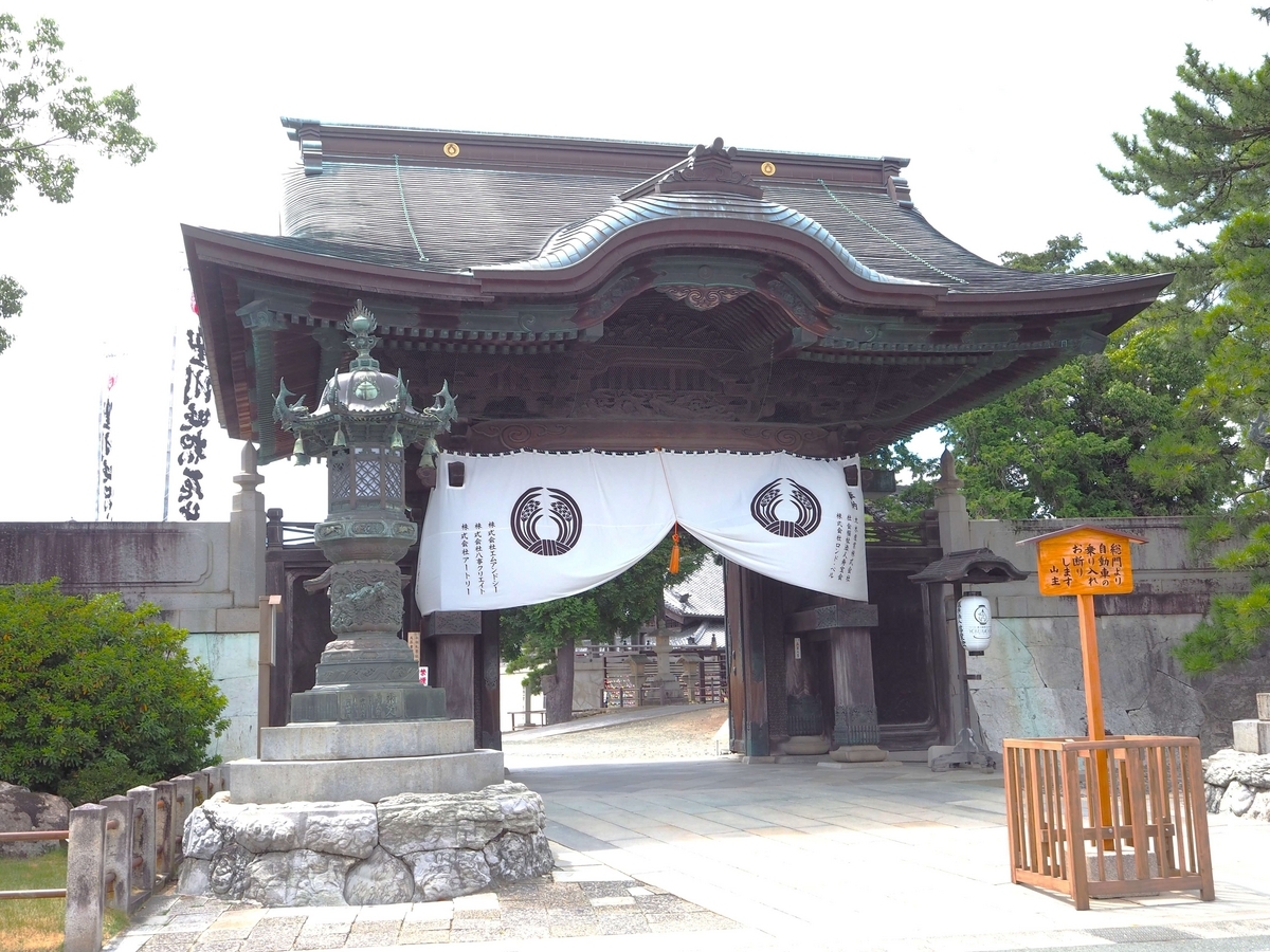 豊川稲荷の総門