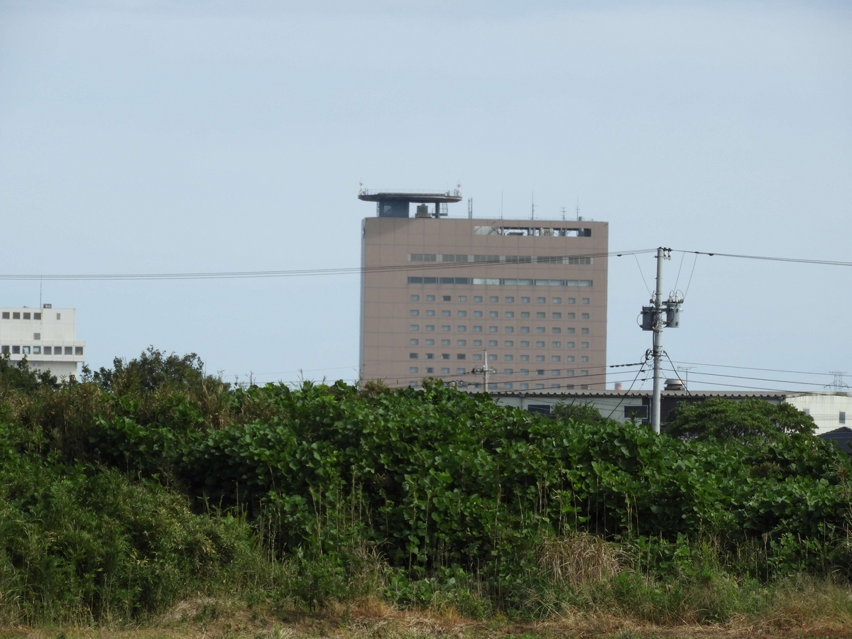 遠くに見えるセントラルホテル