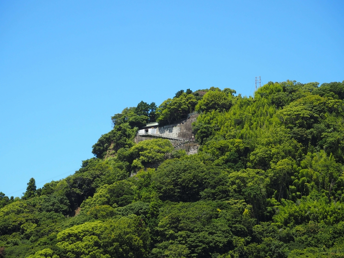 山上に見える一ノ門