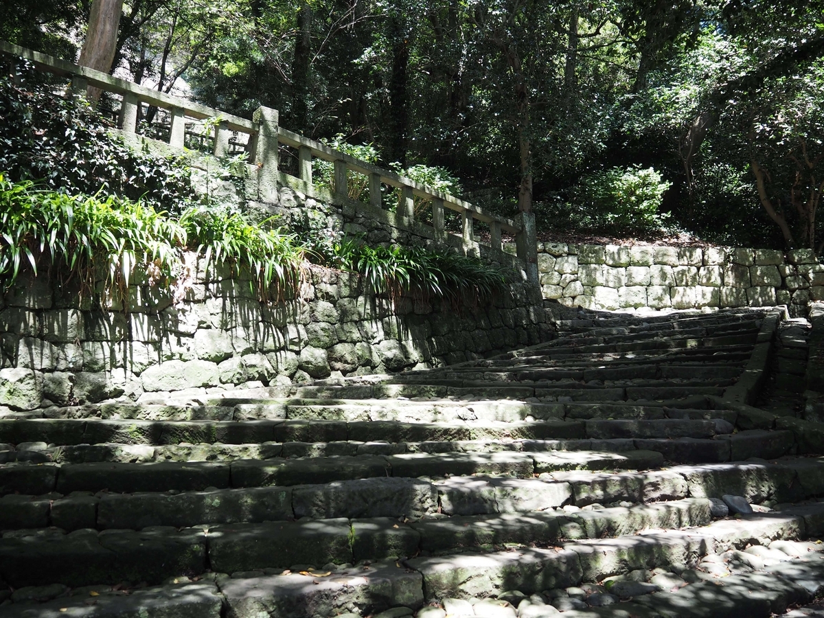 ジグザグに登る石段