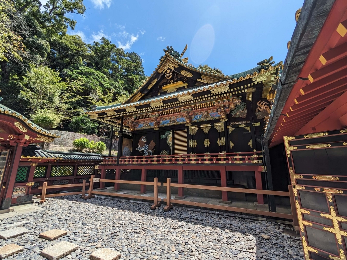 拝殿と本殿と石の間