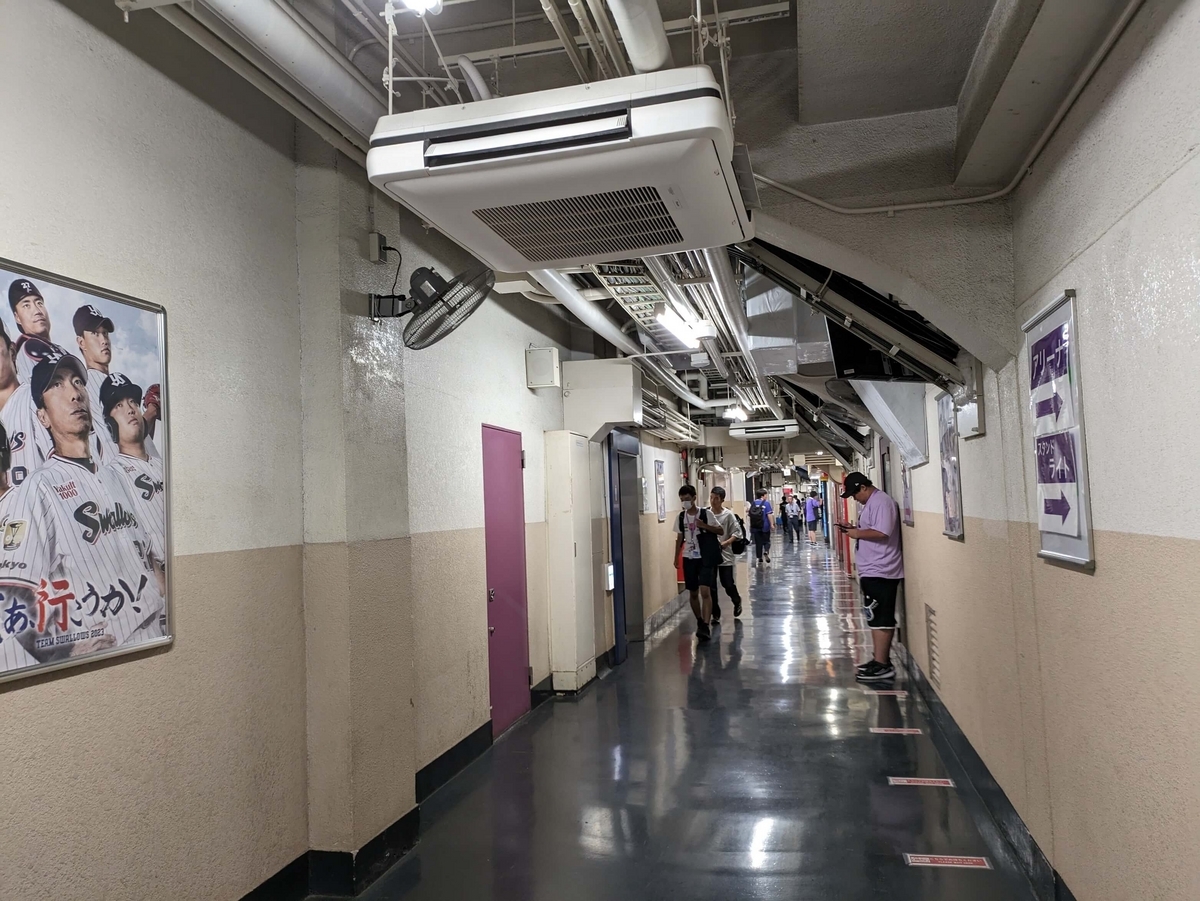 神宮球場の狭い通路