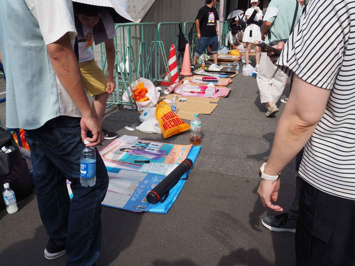 ポスター交換の風景