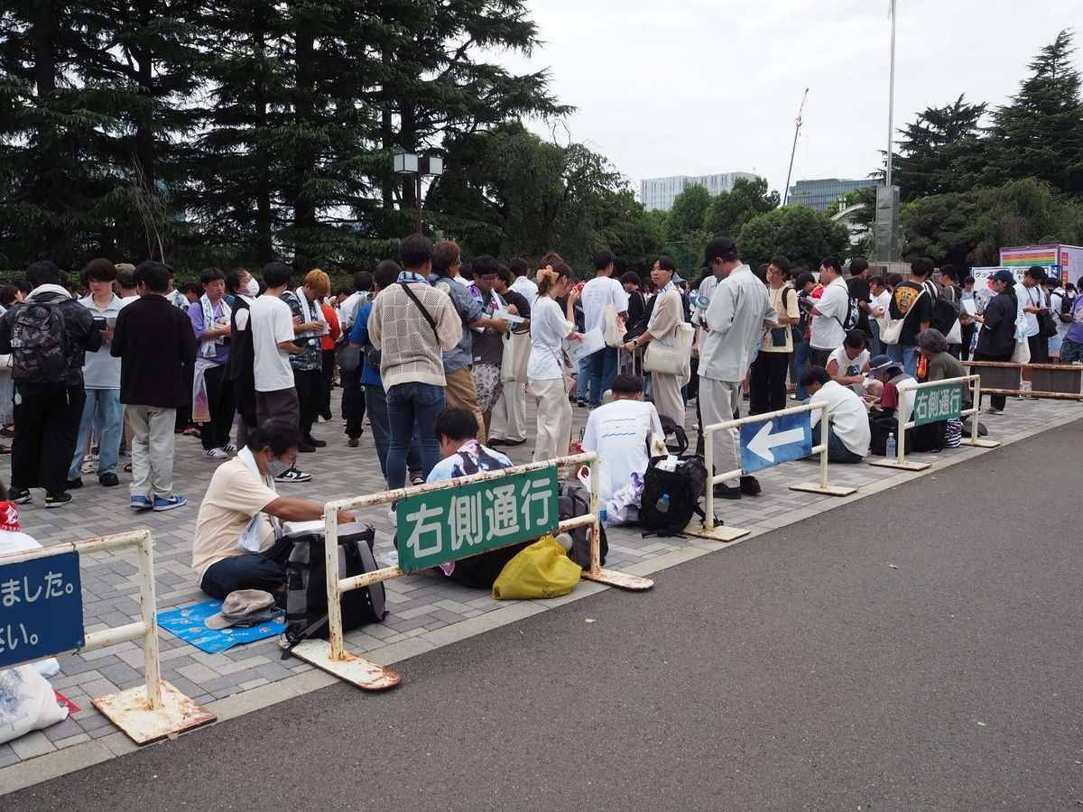 生写真の交換をしている人々