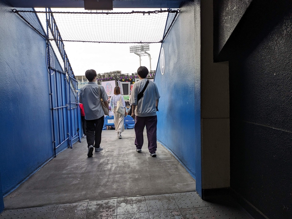 スタンドへの入り口