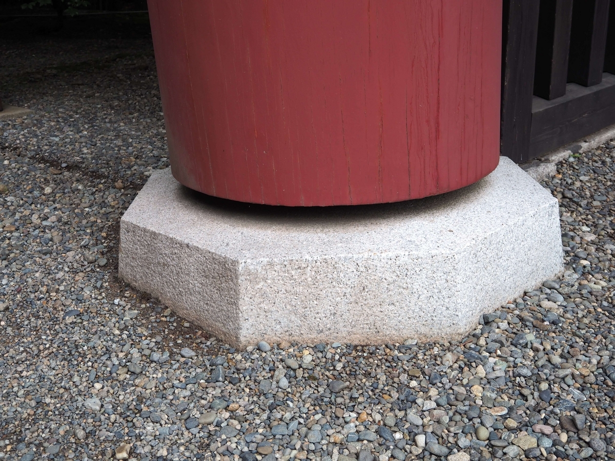 地面から浮いている親柱