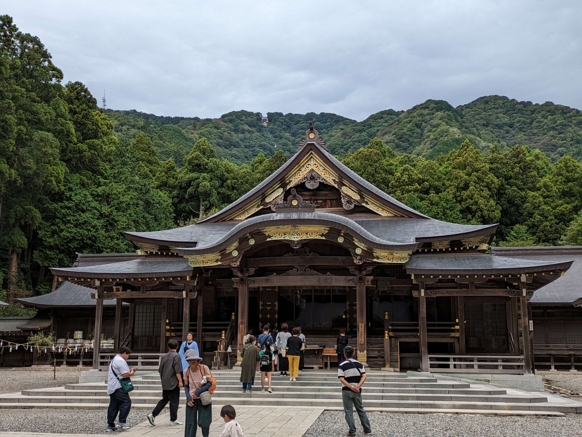 弥彦山を背負っているように見える拝殿