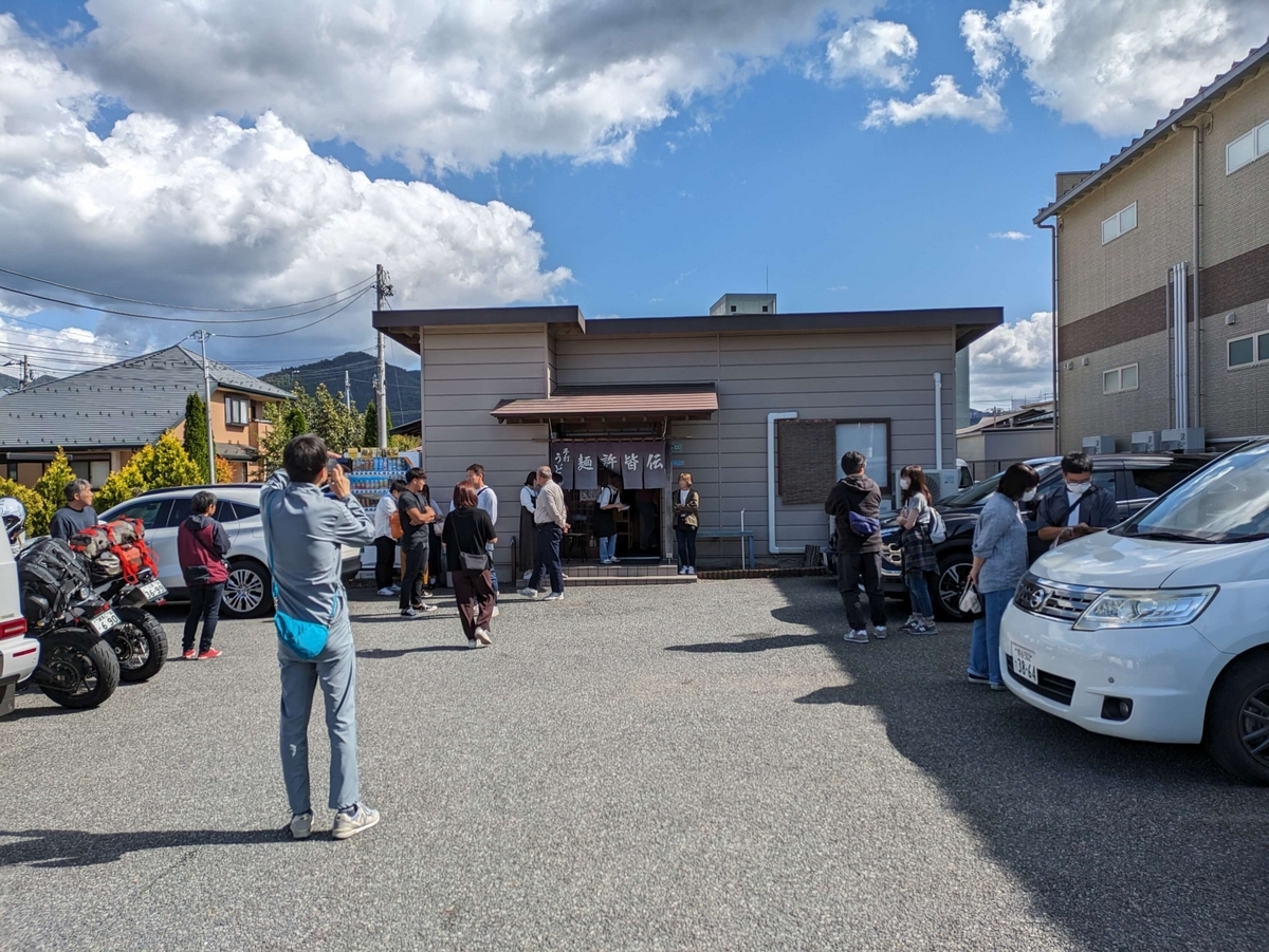 麺許皆伝の前に並ぶ列