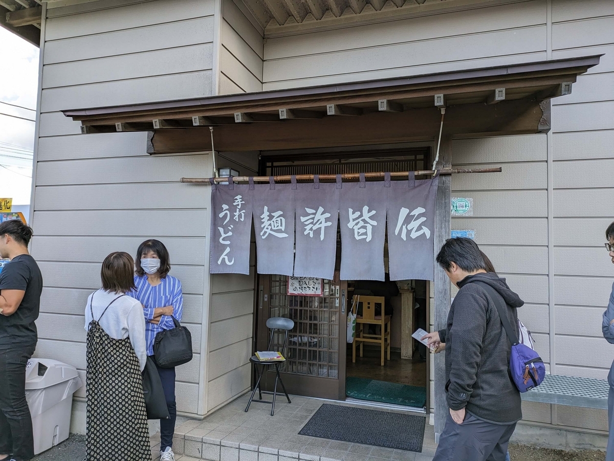 玄関前に置かれた椅子