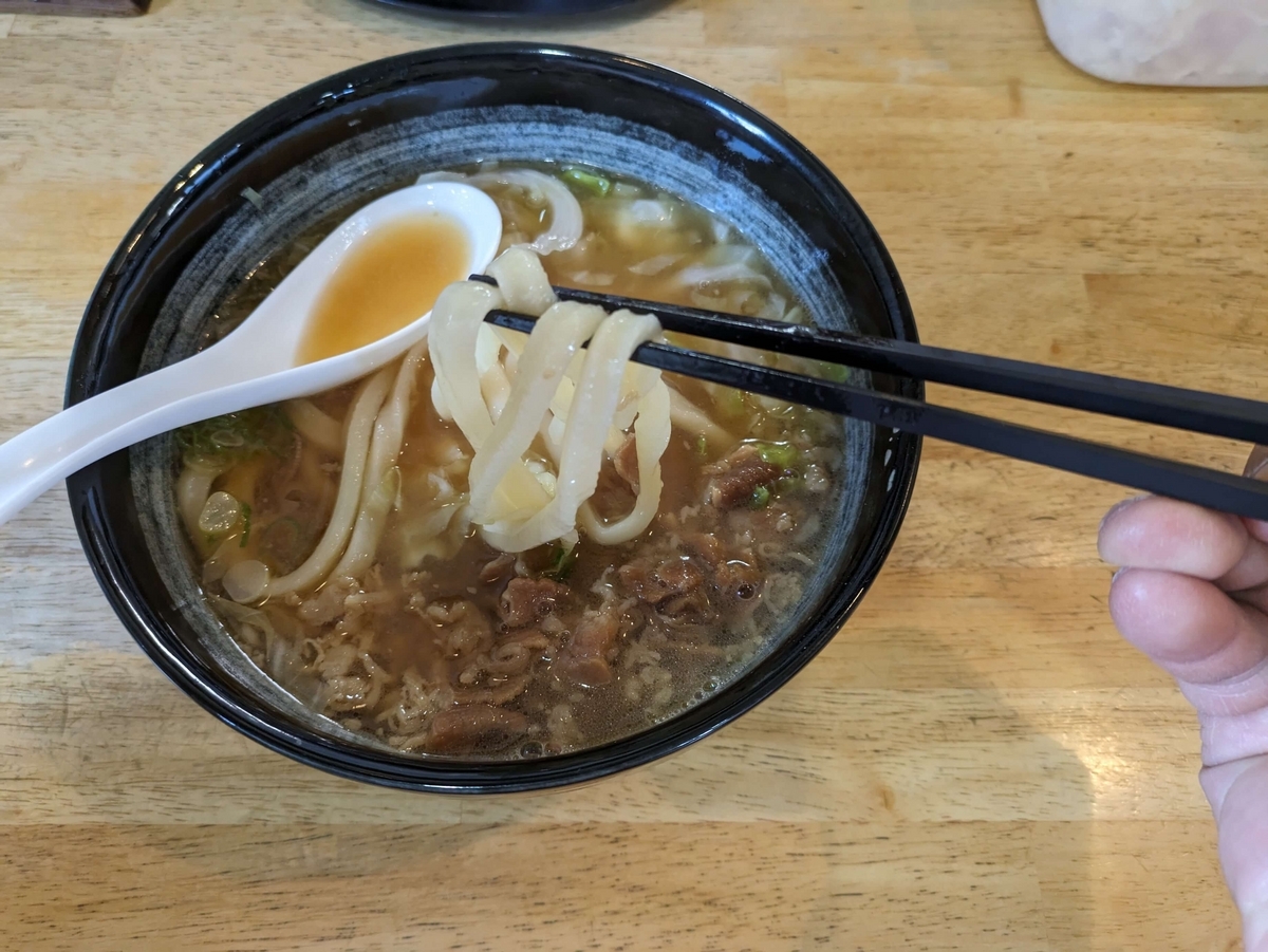 麺許皆伝の縮れた太麺