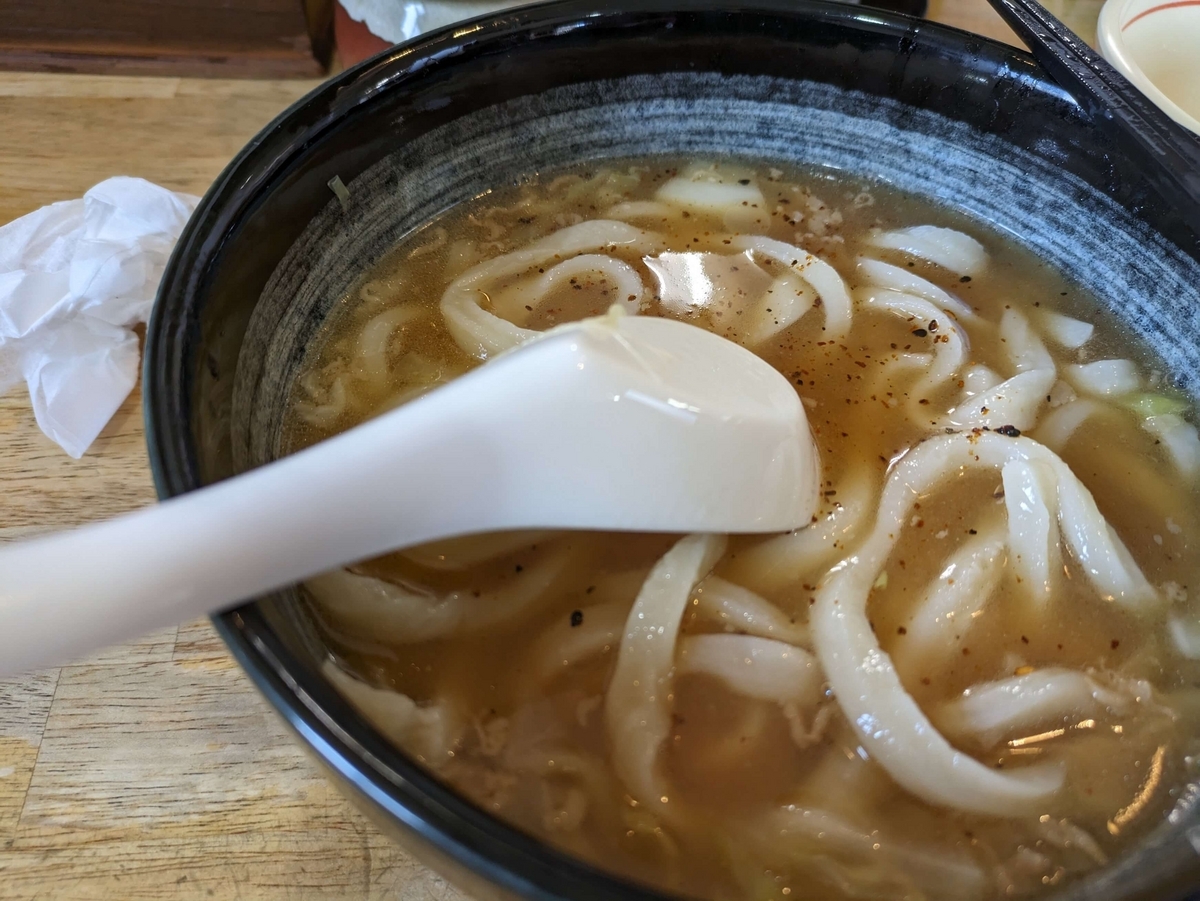 すりだねをかけた肉うどん