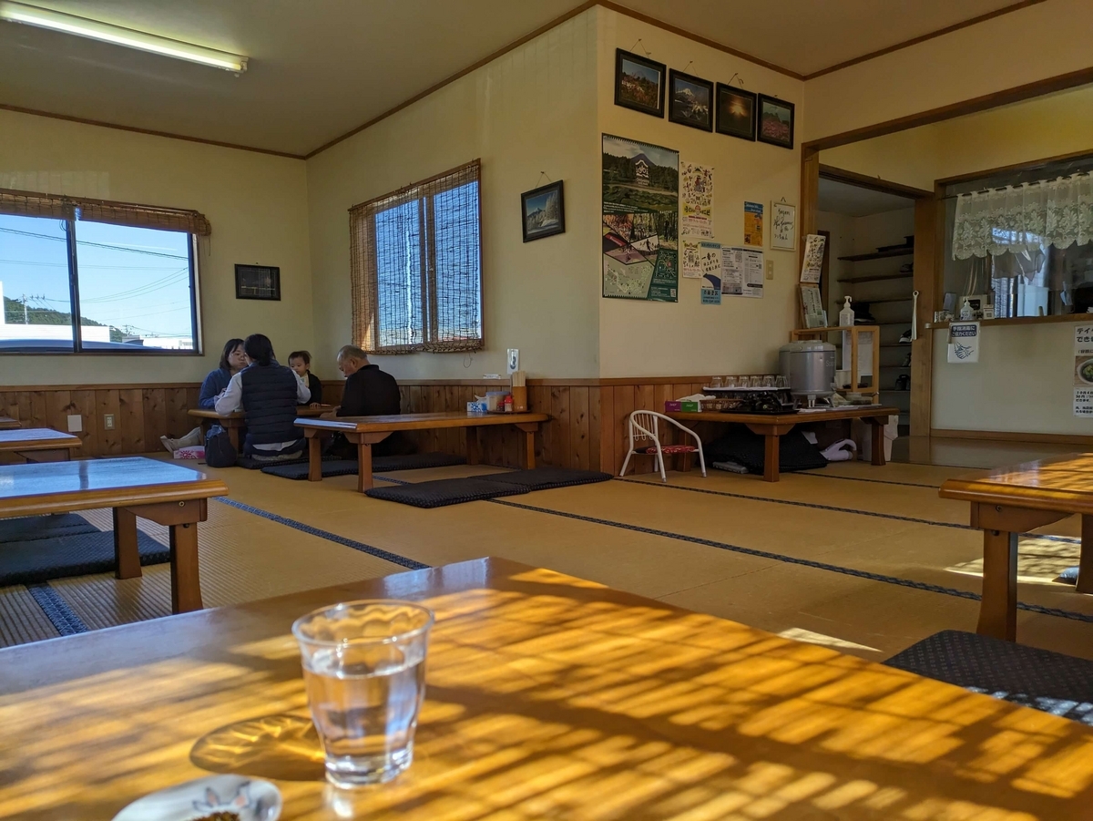 門々利うどんの店内