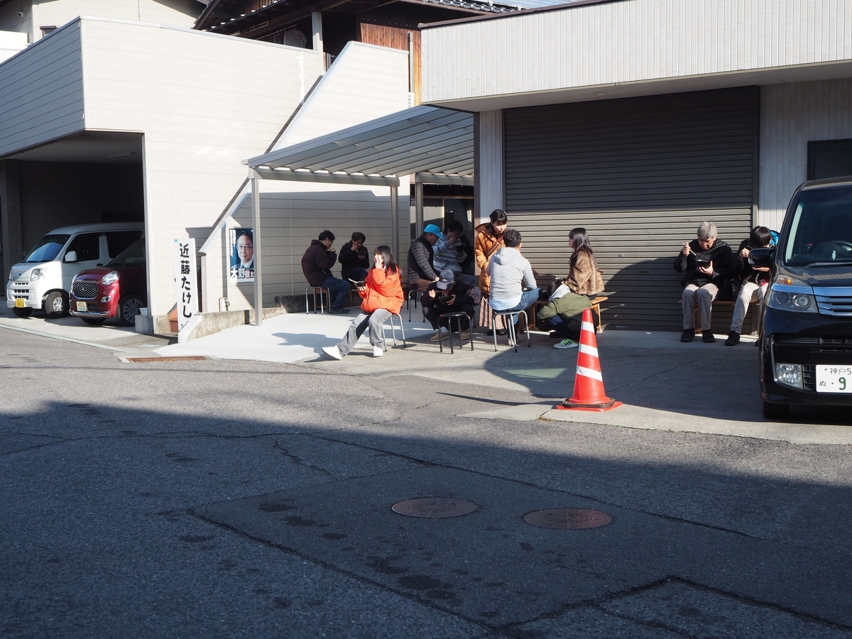 うどんを食べる人々