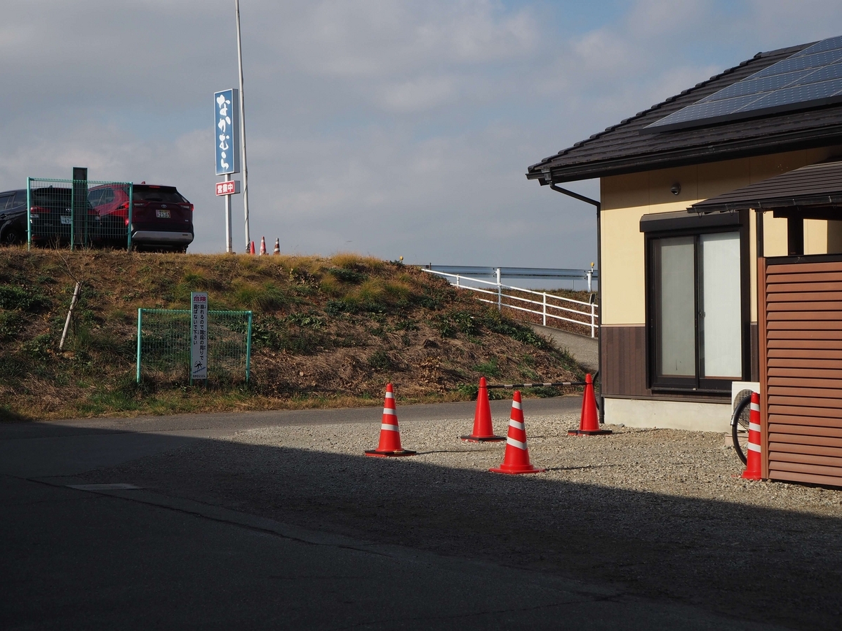 川沿いからつながる道