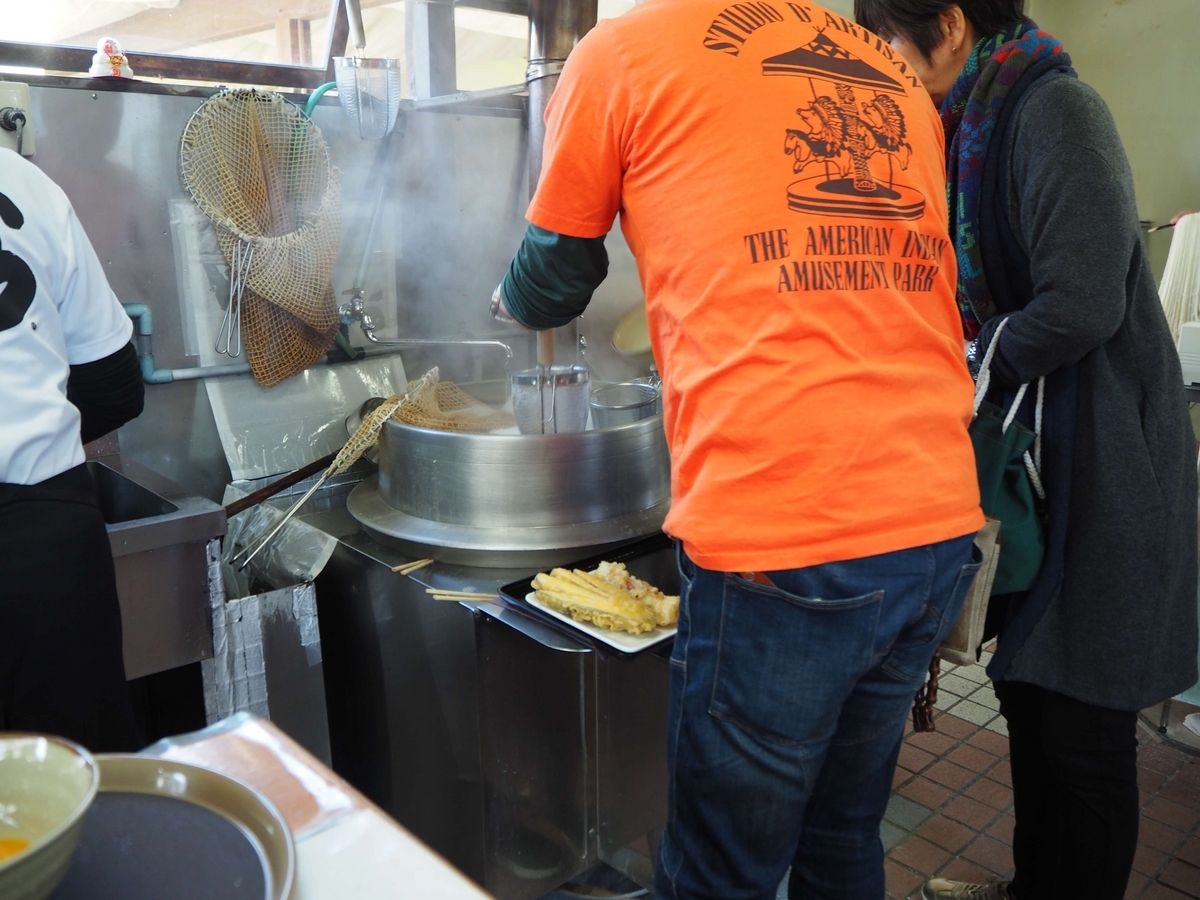 自分でうどんを温めている人