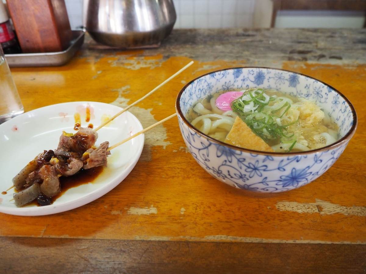 かけうどんと牛筋煮込み
