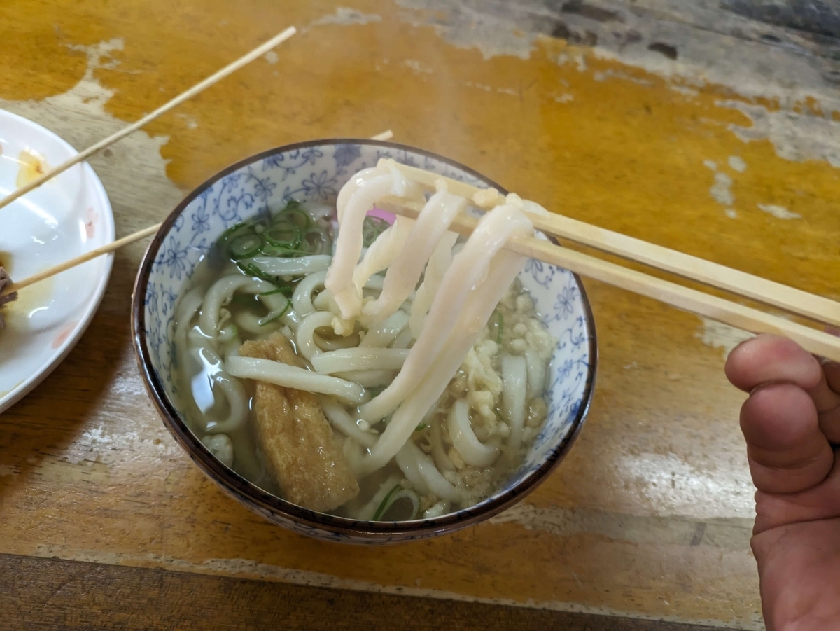 縮れた太麺